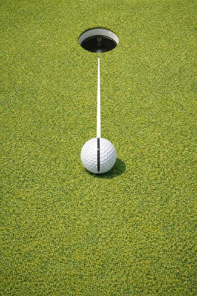 カップにボールのラインを合わせるところ