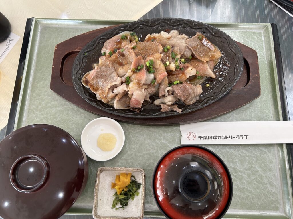 千葉国際カントリークラブ ランチ 牛バラ肉の鉄板焼肉膳