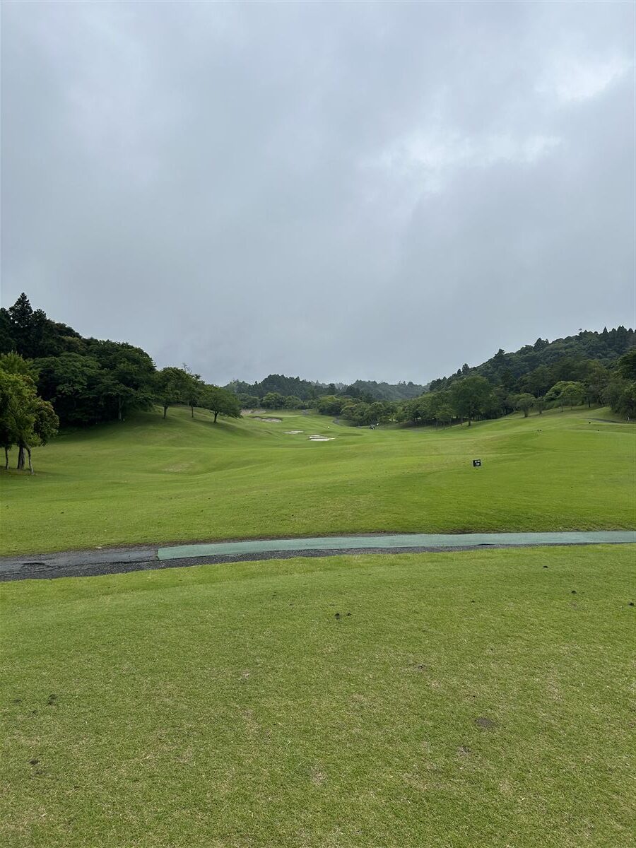 花生カントリークラブ OUTコース9番ホール Par4 左に6連バンカー