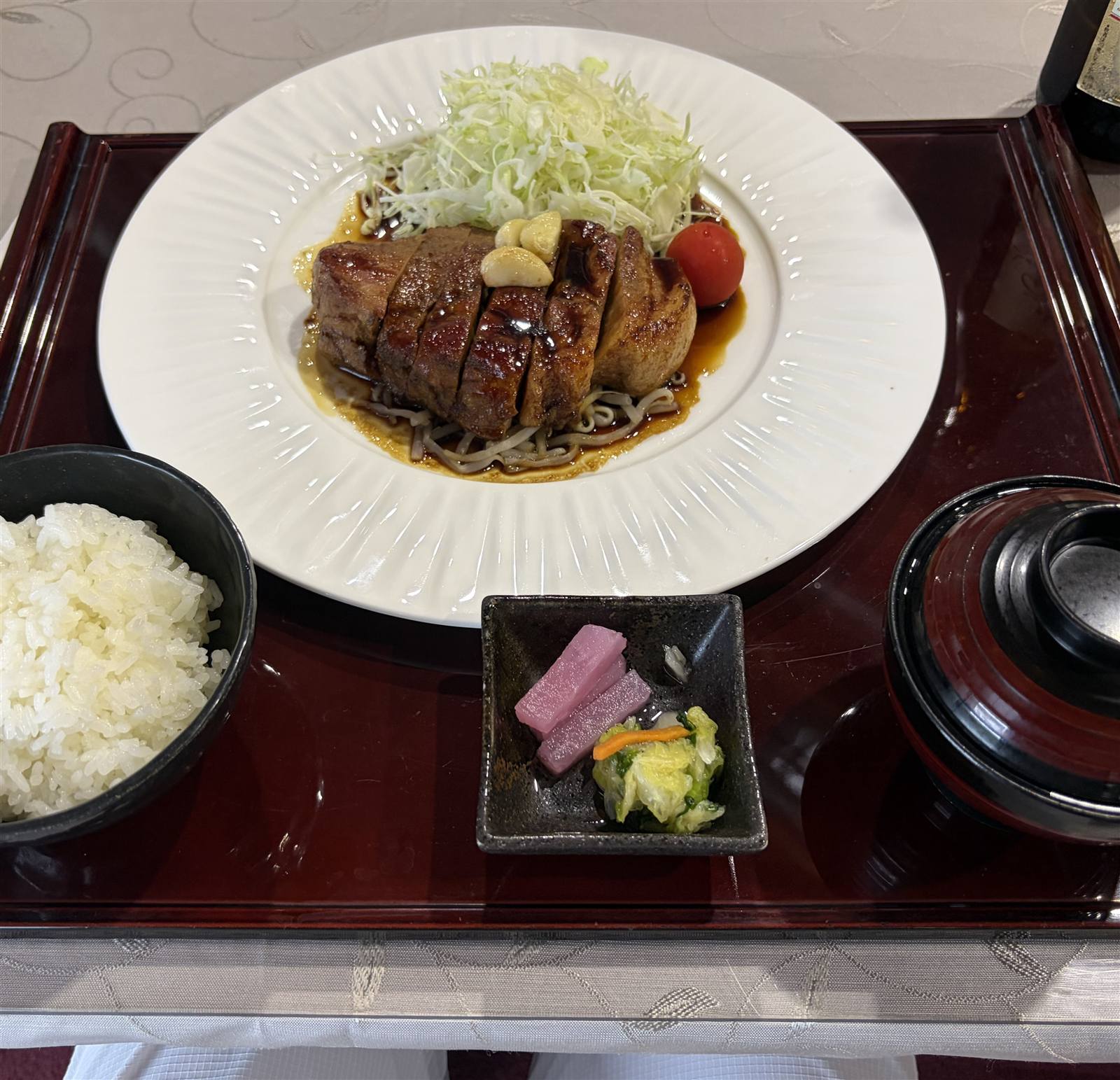 ひととのやカントリー倶楽部のランチ、トンテキ定食